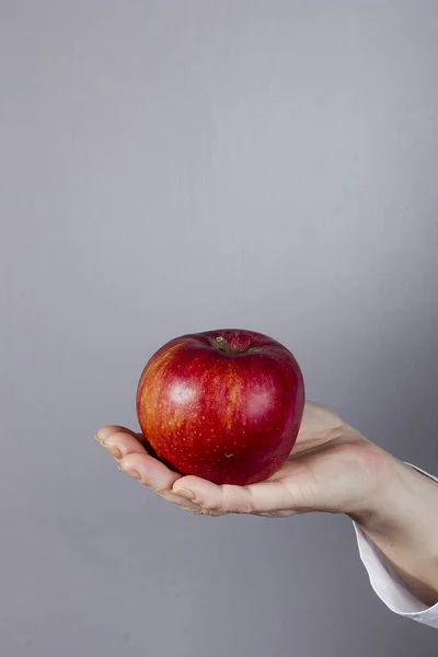 Hand Hand Weißen Mantel Mit Einem Apfel — Stockfoto