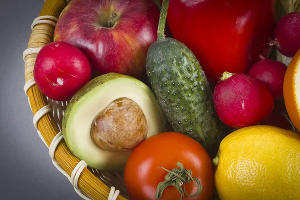 柳条篮中的一组蔬菜和水果 — 图库照片
