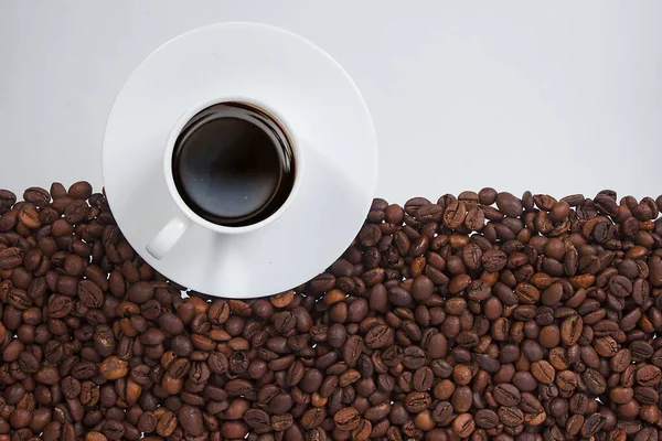 白い背景にコーヒー豆とカップとソーサー — ストック写真