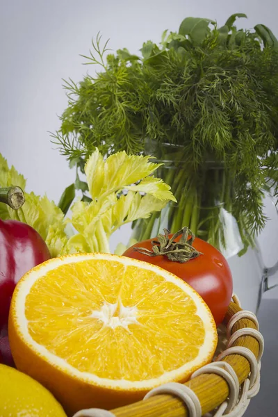 Conjunto Legumes Frutas Uma Cesta Vime — Fotografia de Stock