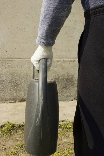Male Hand Garden Watering Can — Stock Photo, Image