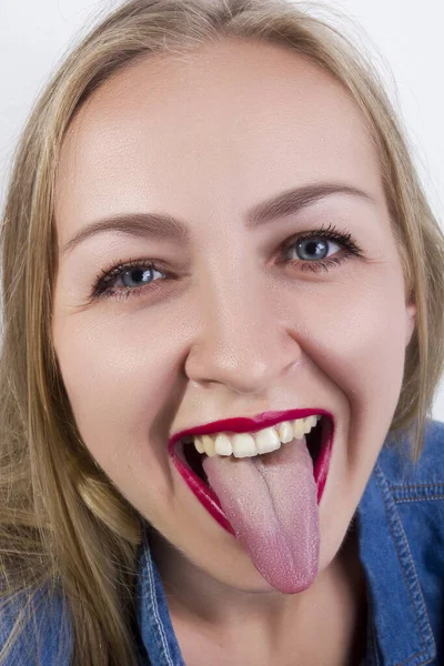 Jovem Loira Bonita Com Uma Expressão Alegre — Fotografia de Stock