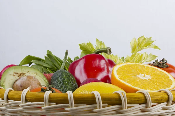 Conjunto Legumes Frutas Uma Cesta Vime — Fotografia de Stock