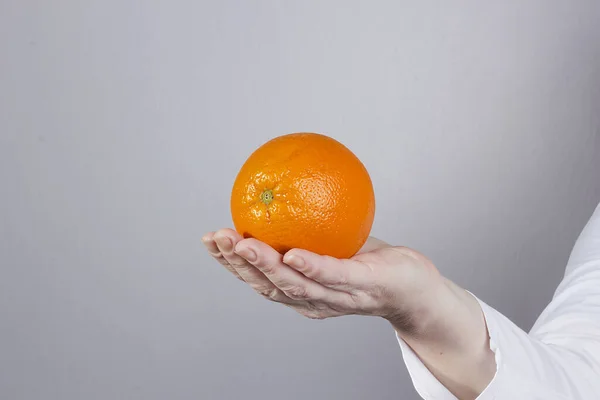 Hand Hand Einem Weißen Mantel Mit Einer Orange — Stockfoto