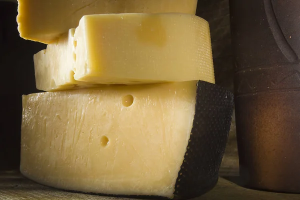 Eski Ahşap Bir Masada Peynir Çömlek Parçaları — Stok fotoğraf