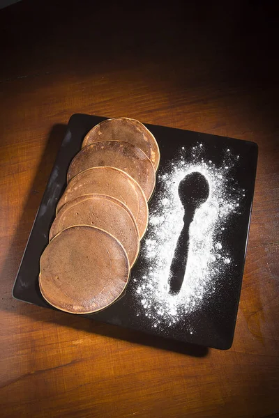 Pfannkuchen Und Puderzucker Einem Schwarzen Teller — Stockfoto