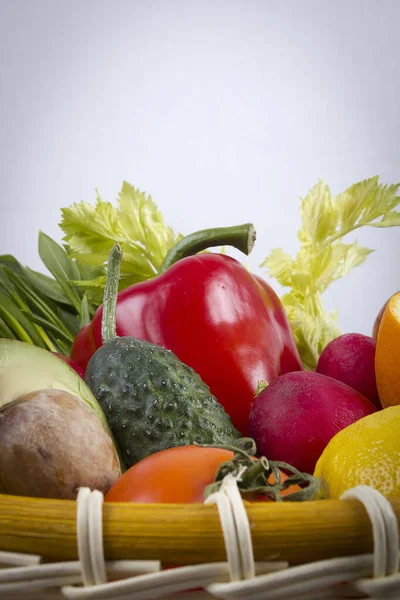 Zestaw Warzyw Owoców Wiklinowym Koszu — Zdjęcie stockowe