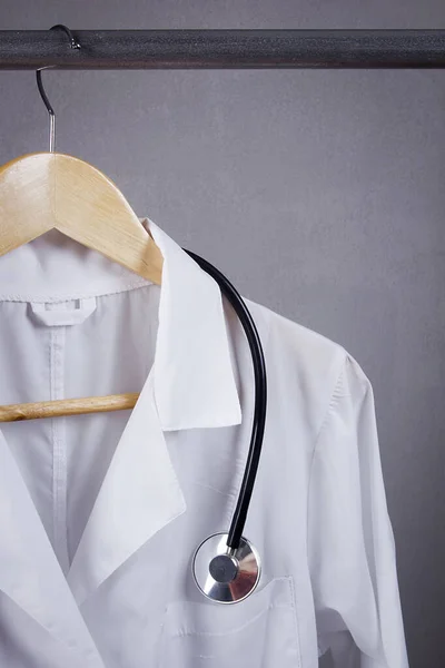 衣架上的医生白色外套和听诊器 — 图库照片