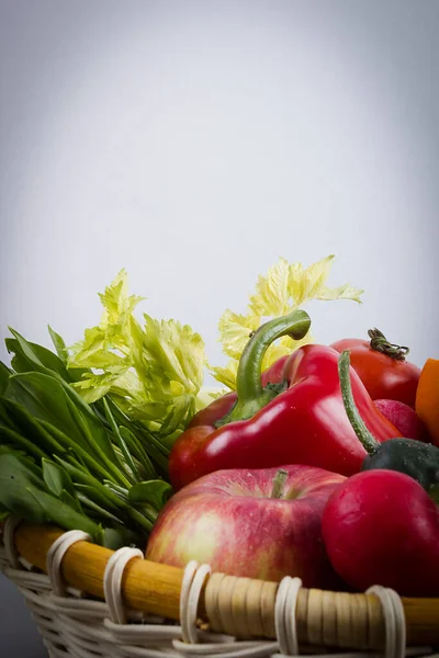 Zöldség Gyümölcskészlet Fonott Kosárban — Stock Fotó