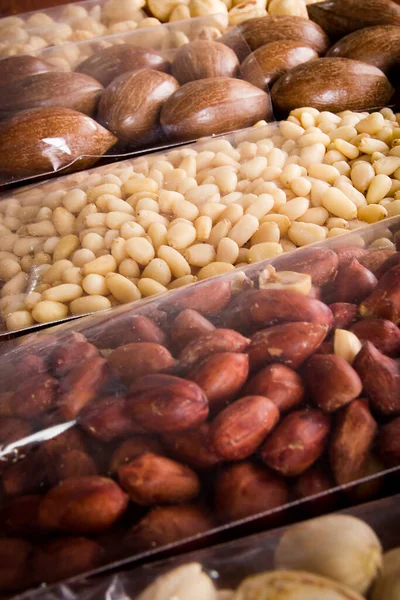 袋で包装された健康的な食事のためのナッツのミックス — ストック写真