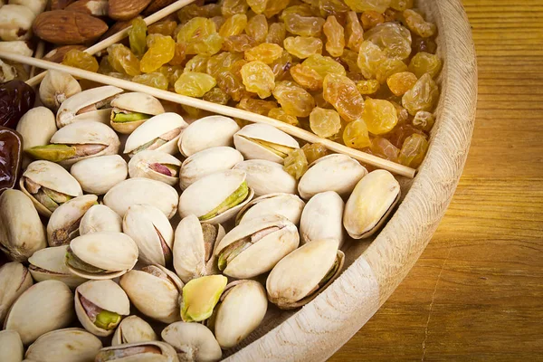 Houten Bord Met Een Set Noten Dadels Rozijnen — Stockfoto