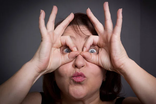 Mujer Muecas Delante Cámara Sobre Fondo Negro — Foto de Stock