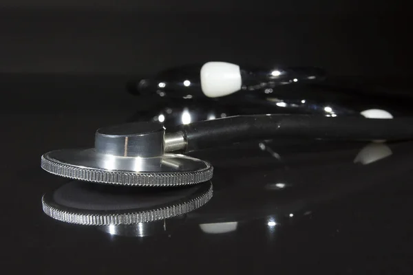 Černý Stetoskop Boční Pohled Černém Reflexním Povrchu — Stock fotografie