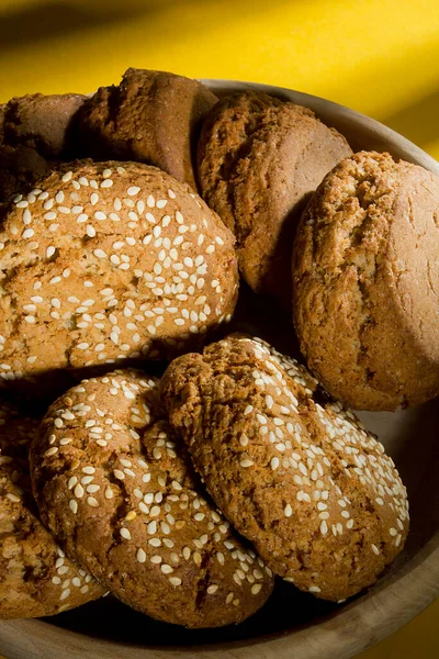 Knapperige Havermoutkoekjes Een Houten Bord Een Gele Achtergrond — Stockfoto