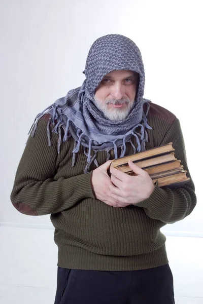 Homem Árabe Cabelos Grisalhos Com Livros Sobre Fundo Branco — Fotografia de Stock