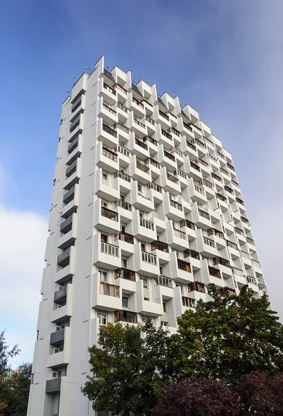 Casa de habitação branca de vários andares — Fotografia de Stock