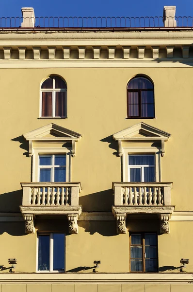 Edifício antigo com duas varandas — Fotografia de Stock