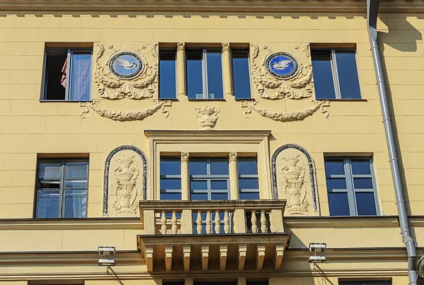 Old building with balcony and bas-relief — Stock Photo, Image