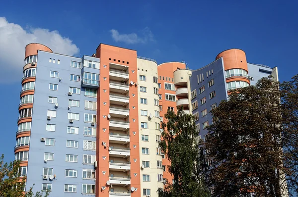 Gran edificio residencial — Foto de Stock