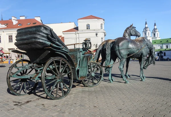 Скульптура "Губернаторская карета" в центре Минска — стоковое фото