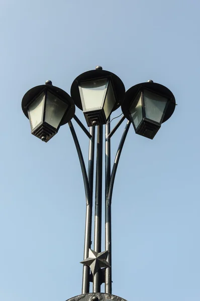 Stara elektryczna lampa uliczna — Zdjęcie stockowe