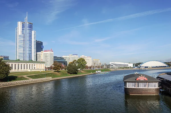 Vista do rio Svisloch e do distrito de Nemiga em Minsk — Fotografia de Stock