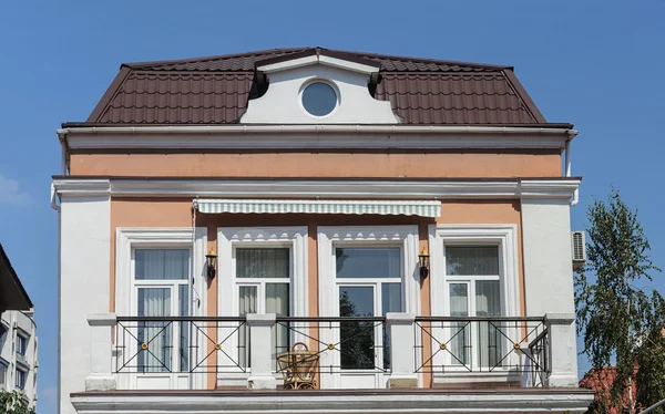 Pequeña casa residencial con balcón — Foto de Stock