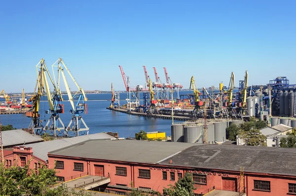Морський торгівельний порт в Одесі — стокове фото