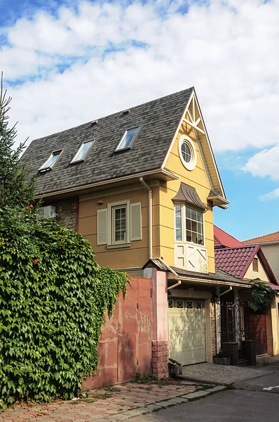 Liten tegelsten bostadshus med garage — Stockfoto