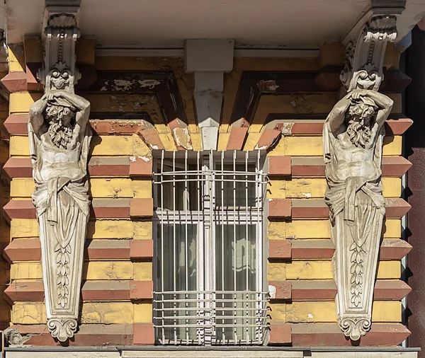 Kafes ve caryatids ile pencere — Stok fotoğraf