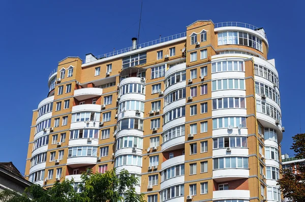 Edifício residencial moderno de muitos andares — Fotografia de Stock