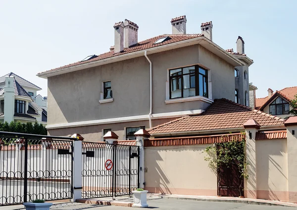 Prachtige twee verdiepingen cottage — Stockfoto