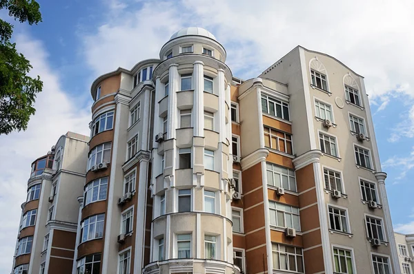 Bonito edifício residencial moderno de arranha-céus — Fotografia de Stock