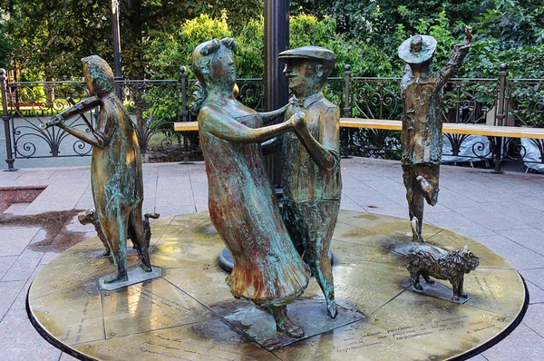 Sculpture of dancing people in City Garden, Odessa — ストック写真