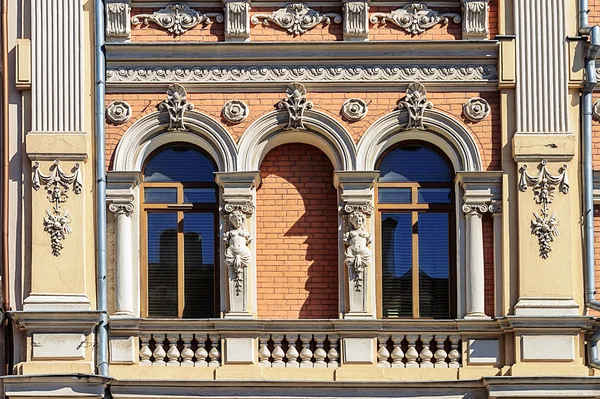 Deux fenêtres décorées avec bas-relief — Photo