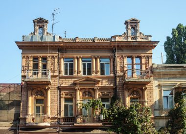 Kolon ve baş kabartmalarla dekore edilmiş eski konak