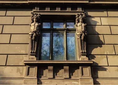 Karyatidler ile eski pencere