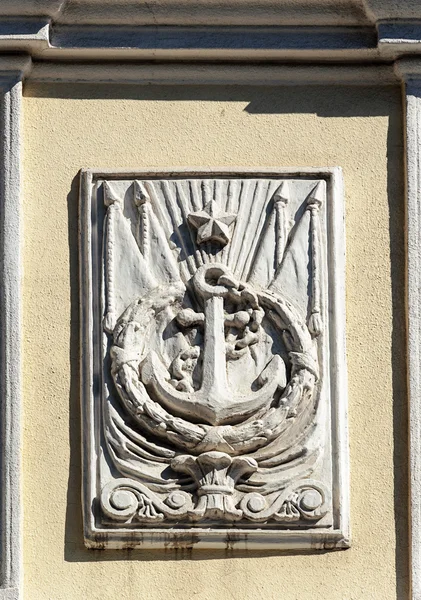 Relief av skeppets ankare på den gamla muren — Stockfoto