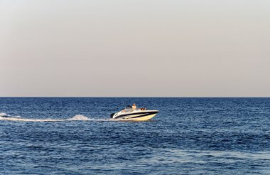 Motorlu tekne turist denizde