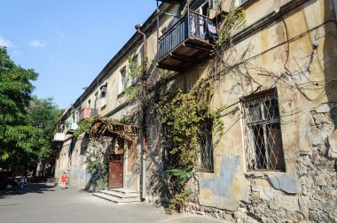 Alçı çökmekte ile eski konut bina