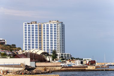 Büyük beyaz deniz kıyısı Odessa'daki üzerinde bina