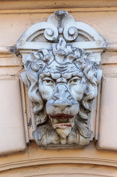 Bajorrelieve de la cabeza de león en la vieja pared —  Fotos de Stock