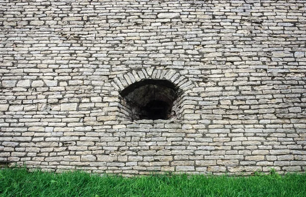 Eski beyaz taş duvar embrasure — Stok fotoğraf