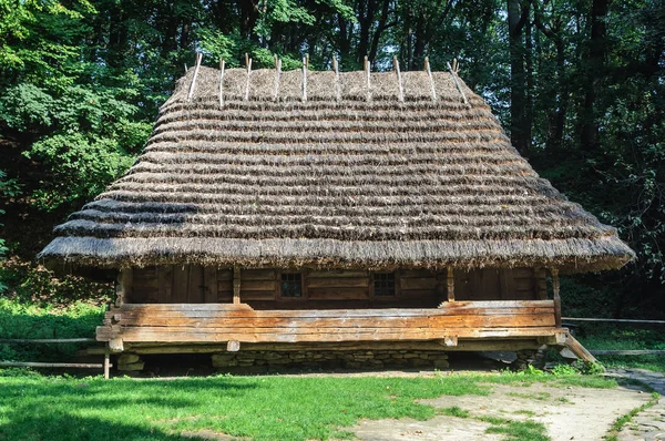 Casa de madeira ucraniana autêntica — Fotografia de Stock