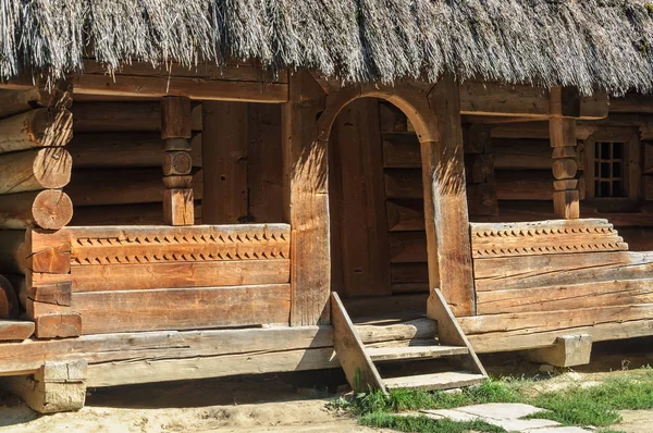 Вход в старинный украинский деревянный дом — стоковое фото