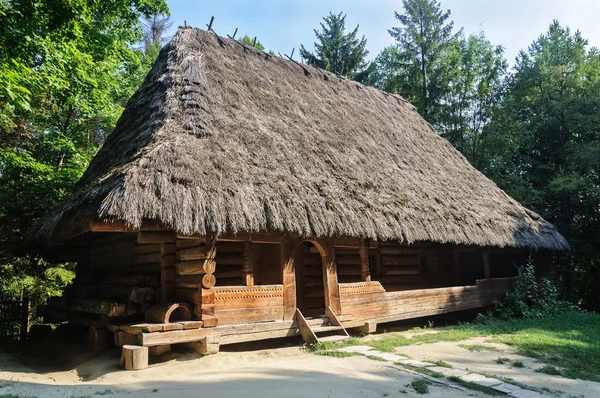 Eski Ukraynalı otantik ahşap ev — Stok fotoğraf
