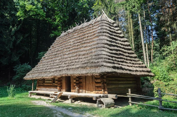 Velho ucraniano autêntica casa de madeira — Fotografia de Stock