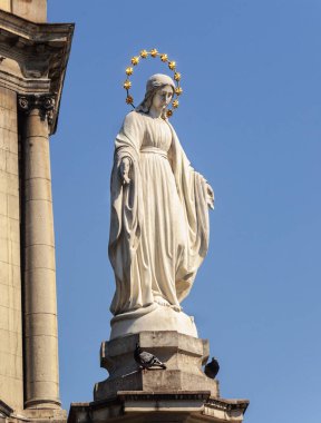 Sokak Lviv Meryem Ana heykeli