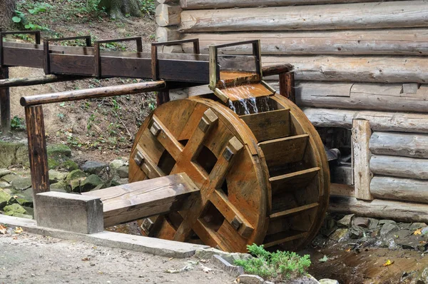 Rueda de molino de agua en pueblo ucraniano —  Fotos de Stock