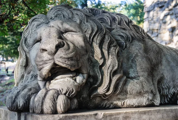 Escultura de león dormido — Foto de Stock